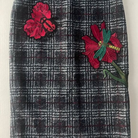 🌺 Plaid Embroidered Floral Pencil Skirt – Vintage Statement Midi - Picture 3 of 3